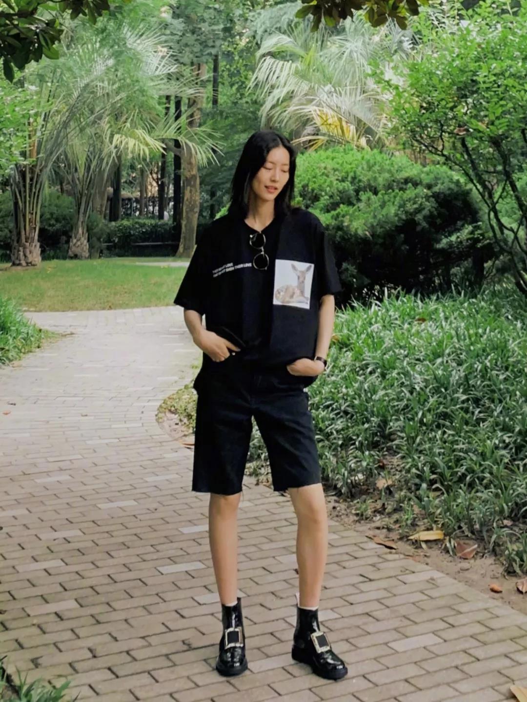 微胖女人穿T恤时，要记住“4不要”，不然显胖还显矮，很没气质