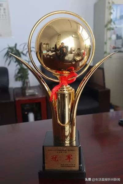 热烈祝贺篮球队取得冠军,乡村小学勇夺全市足球联赛冠军