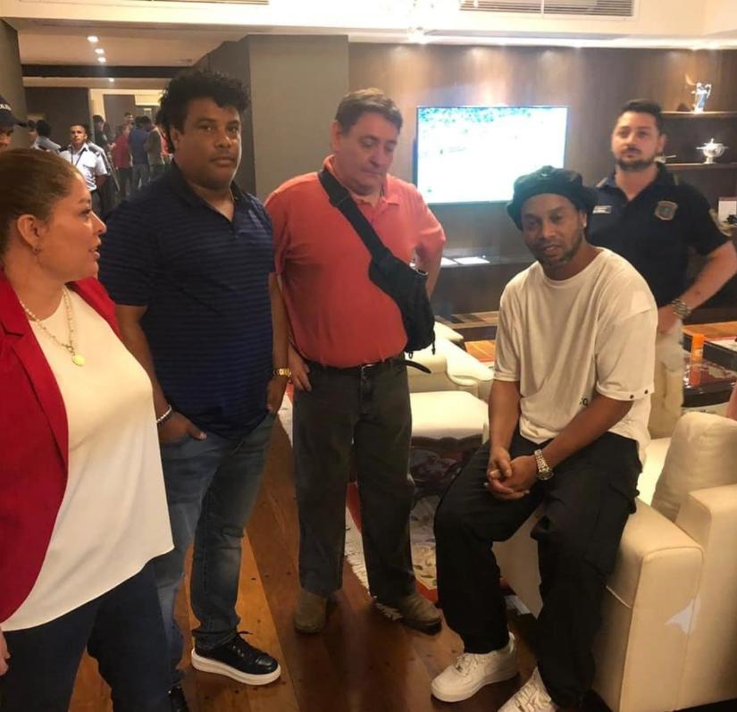 小罗进监狱是谁把他弄出来的,小罗被关进监狱的电影