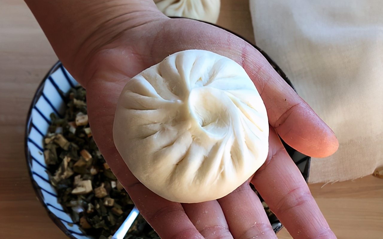 吃腻了肉包子，来一笼纯素雪里蕻咸菜包子，蓬松柔软，不塌不回缩