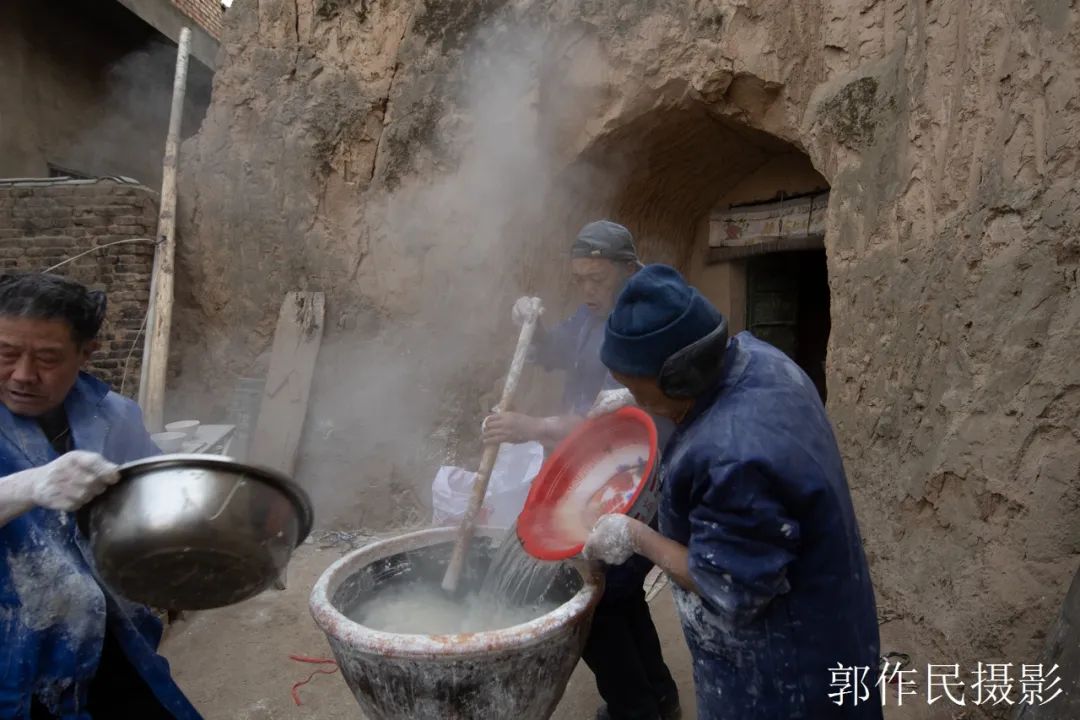 山东漏粉条的过程视频,漏瓢式粉条制作技术视频