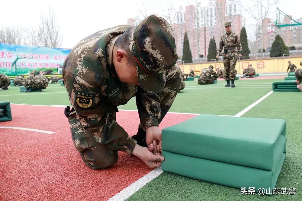 四折军被叠法小技巧,四折军被的叠法图