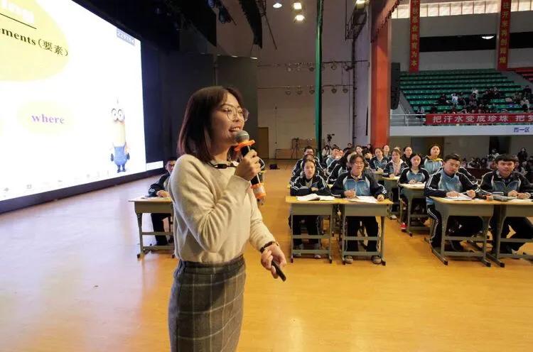 巴陵郡三湘四水英才聚，香樟园高谈阔论红烛燃