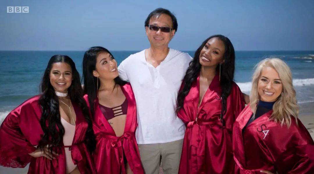 五十万大学生抢着求*养包**？这部英国BBC纪录片拍出了社会现实