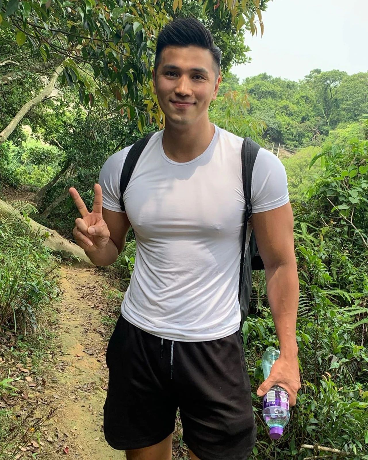 韩国帅哥晒胸肌恶搞,tvb男演员胸肌