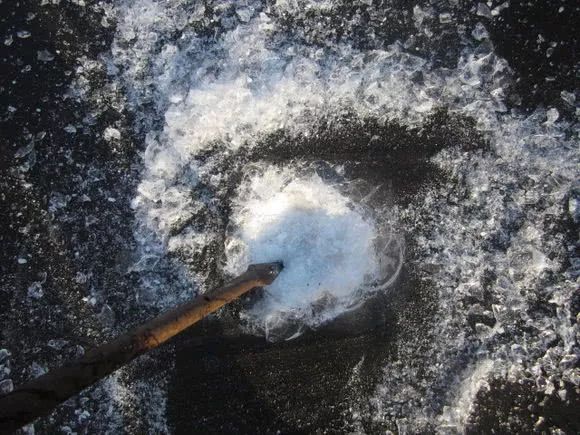 冬季冰钓钓深还是钓浅,冬季冰钓如何找鱼窝