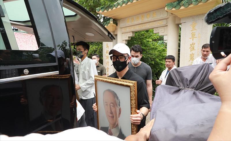 赌王遗体下葬，全家亮相奚梦瑶缺席，四太打扮时髦外孙女太不得体