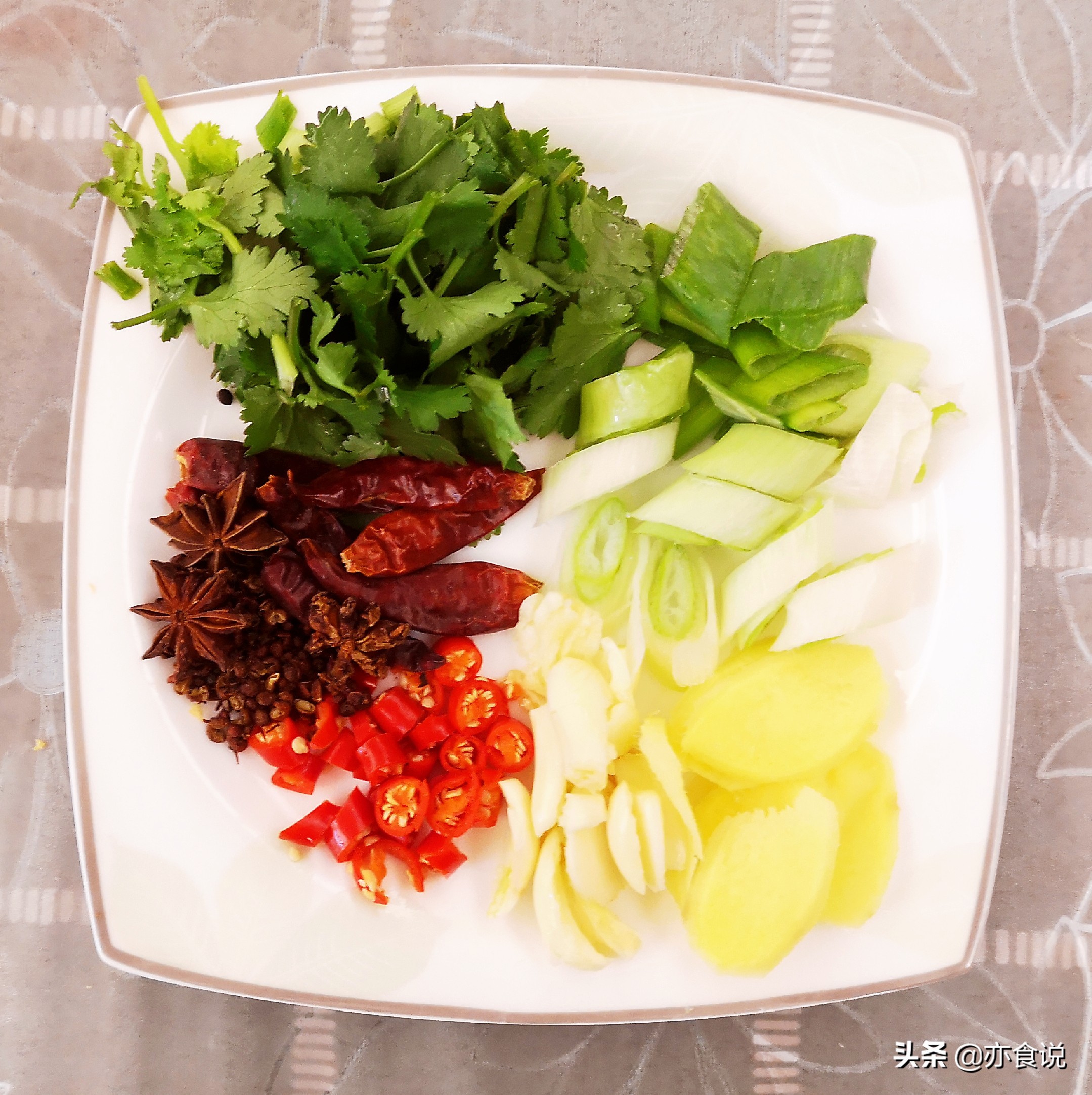 炖鱼家常做法草鱼不腥,东北铁锅炖鱼草鱼最正宗的做法