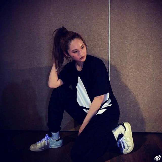 36岁杨丞琳童颜依旧！一身牛仔连体裤配泡面大波浪，减龄感十足