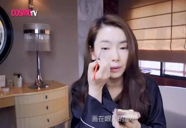 到底是什么神仙眼影盘，能让戚薇用到铁皮