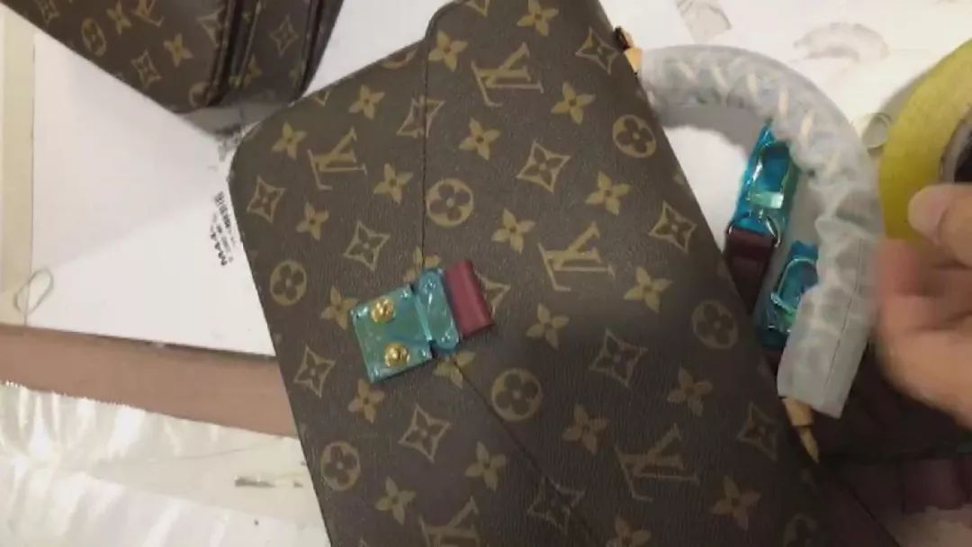 国外的名牌包是真的吗,几百元买奢侈品包