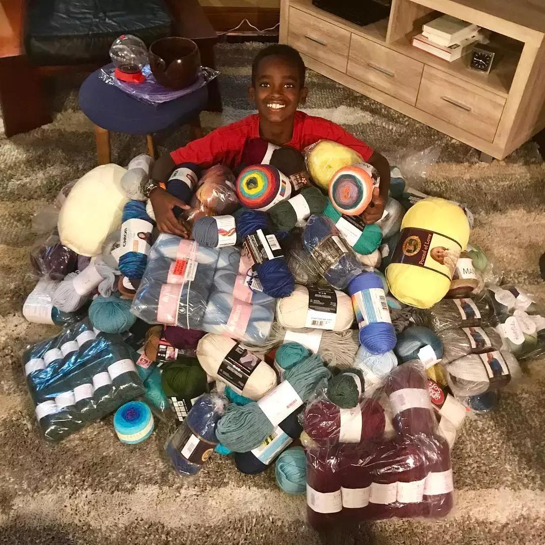 他是非洲弃婴，5岁用钩针，逆袭成美国“全民偶像”，狂吸19万粉