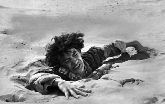 如果你掉进沙子里该怎么办,如果你掉进流沙中怎么自救呢