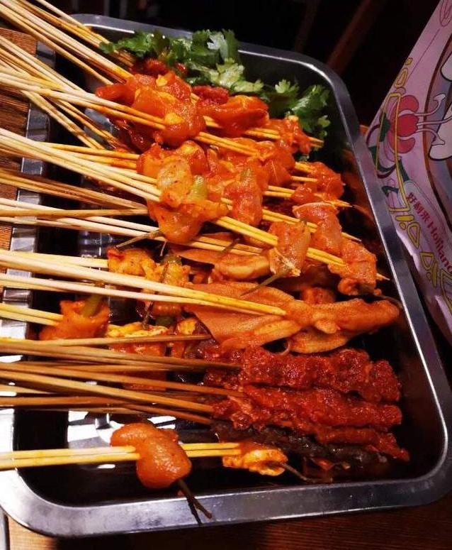 涮肉吃过，泥锅涮串还是头一次，今天进店体验一下什么味道的泥锅