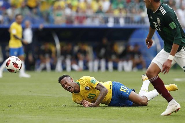 内马尔打滚,满地打滚