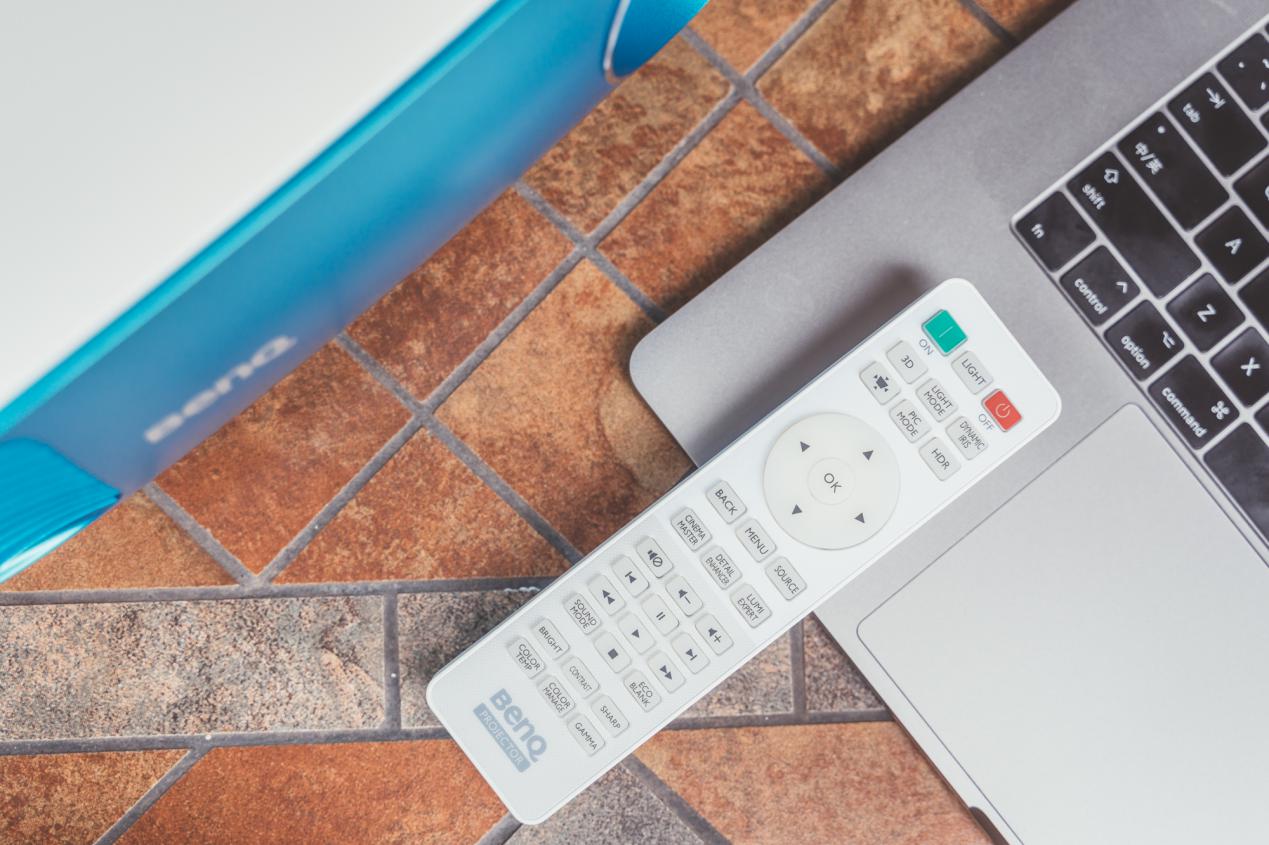 明基tk800m与爱普生chtw7000对比,明基benqtk800m4k投影仪3d影院