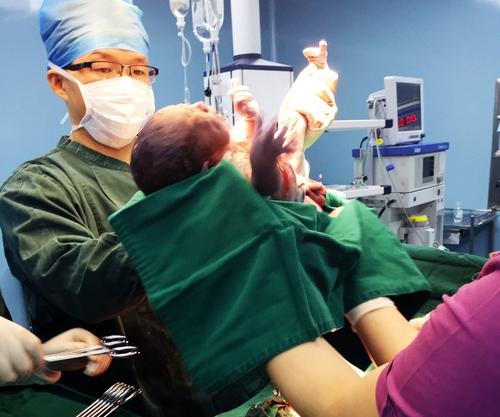 产妇生完孩子经常打屁怎么回事,产妇刚生孩子放屁声音很大