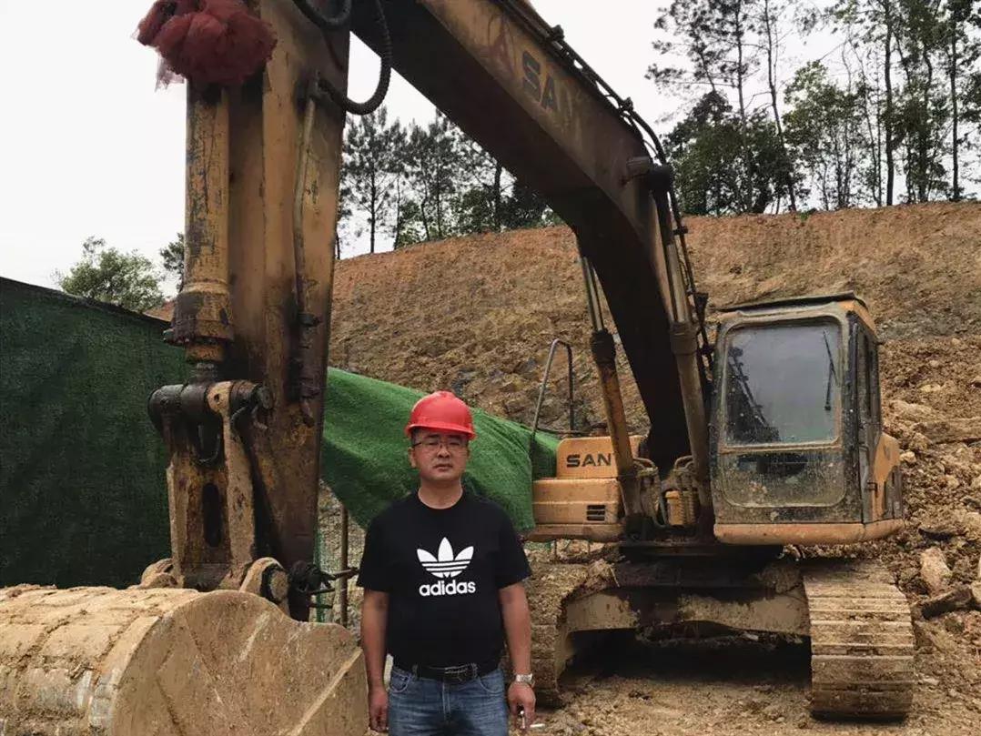 他的挖掘机干了16年，一年要挣40万；而他用一台赚6台