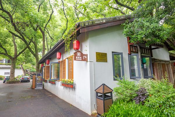 美豪酒店用3年时间,让民国府邸变身野奢酒店,就在西湖内