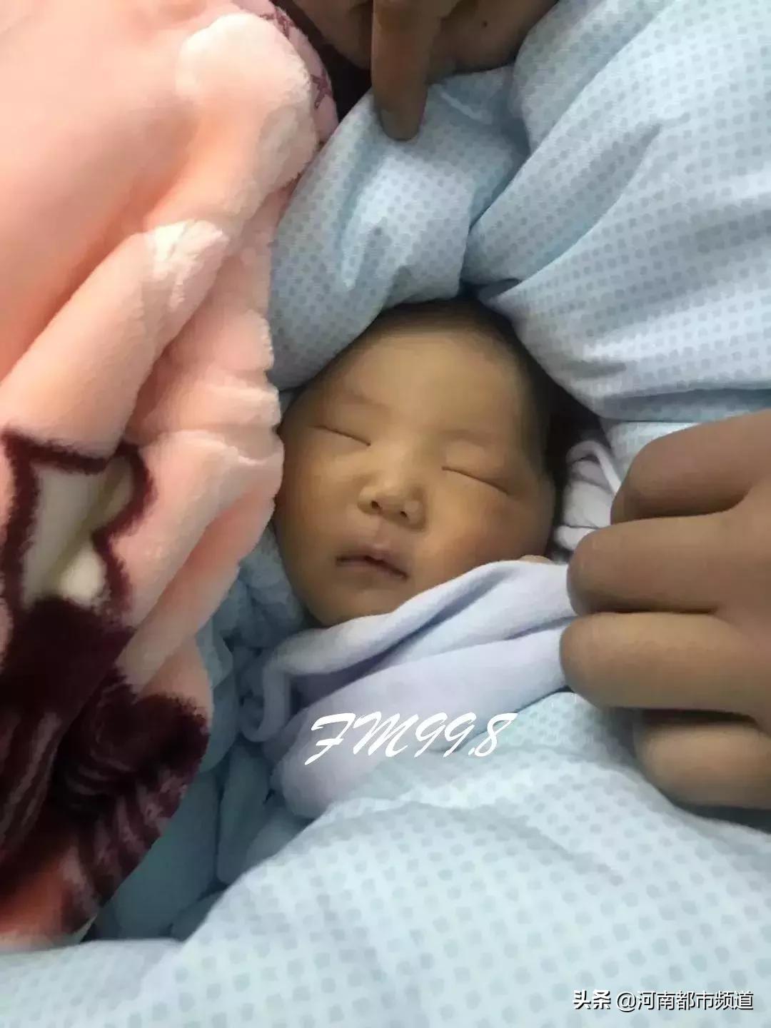 狠心！出生2个月大的婴儿被遗弃在哈尔滨服装城后门！谁是孩子爸妈？监控：一女子拉着拉杆箱，手抱着孩子！