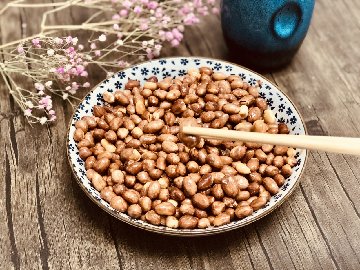 炸花生米，控制不好时间怎么办？多加“一物”，再也不担心炸糊了