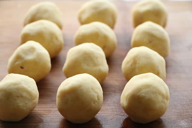 老北京绿豆饼外皮太酥了,绿豆饼圆的厚的外皮像炸过一样