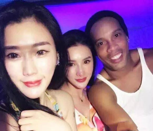 罗纳尔迪尼奥的坎坷人生,从亿万富翁到穷小子怎样跌宕起伏