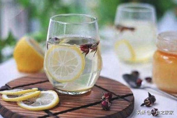 吃西餐有两杯柠檬水吗,吃西餐服务员会喝柠檬水