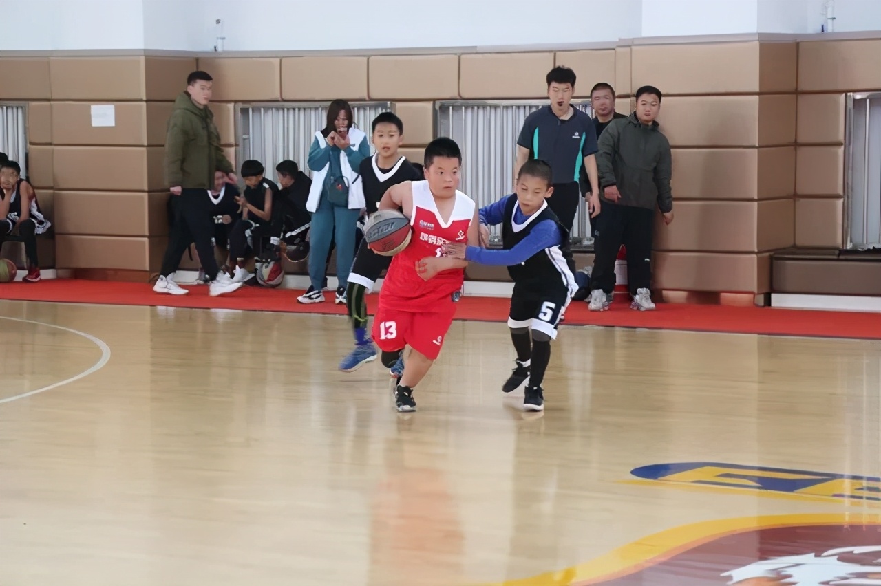 包钢实验二小“小巨人”篮球队再传捷报，再续辉煌