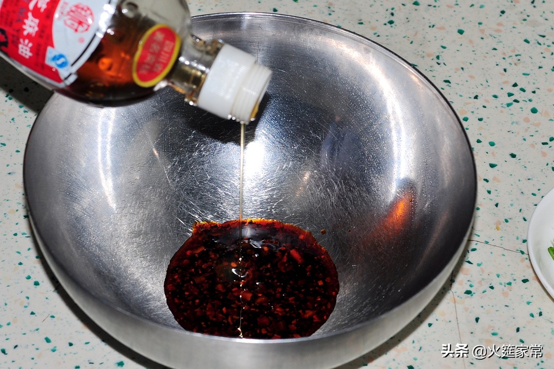 火哥川菜视频香辣型辣椒油,四川小吃宜宾燃面一根面