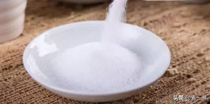 白衬衫t恤发黄,白色衬衫一年没穿发黄怎么办