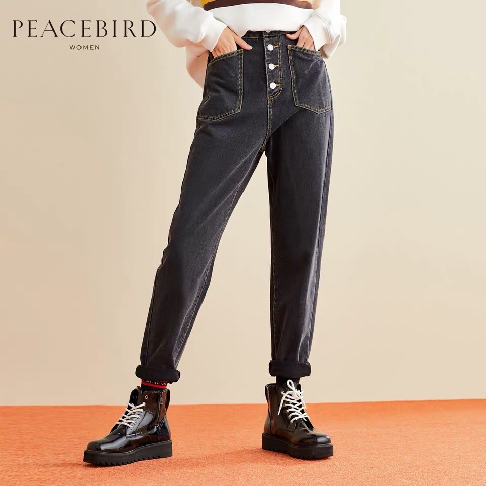 还在穿阔腿裤的你可能不知道，时髦精都悄悄穿起了束脚裤和背带裤