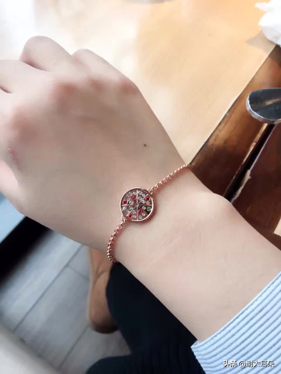 和社会上的人谈恋爱该不该花钱,年轻人谈恋爱真的这么花钱吗