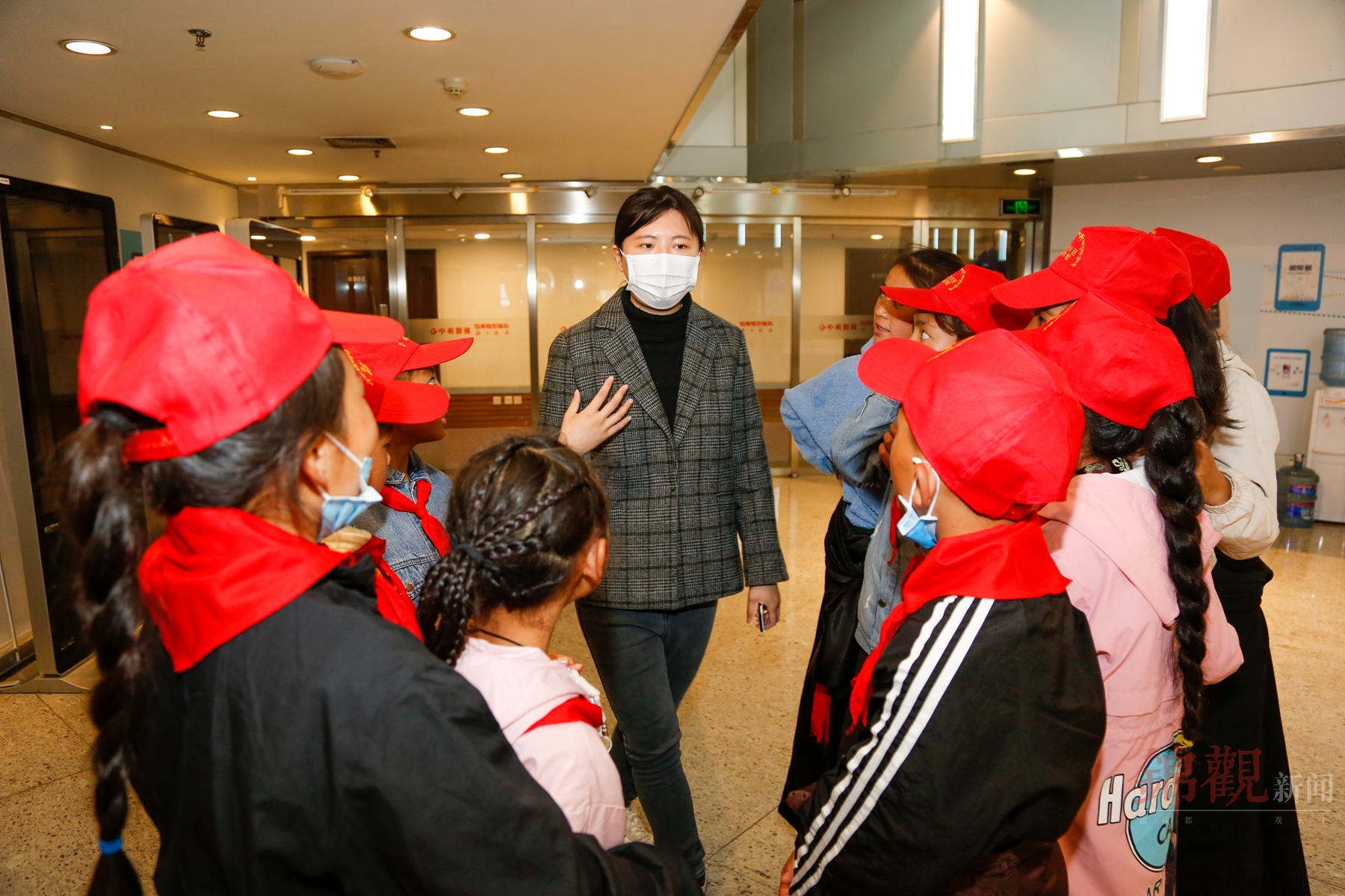 穿越雪域高原感受公园城市20名甘孜足球小将体验成都