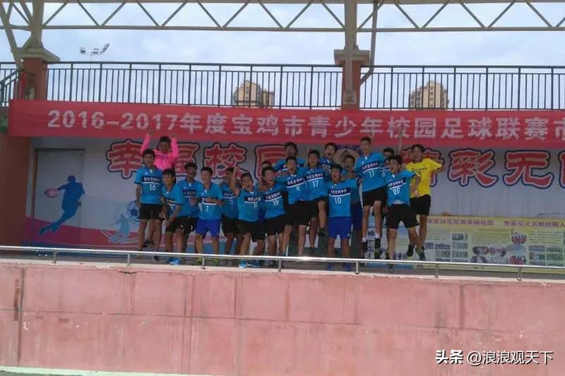 一脚踹开围栏进入学校,宝鸡中学跨栏