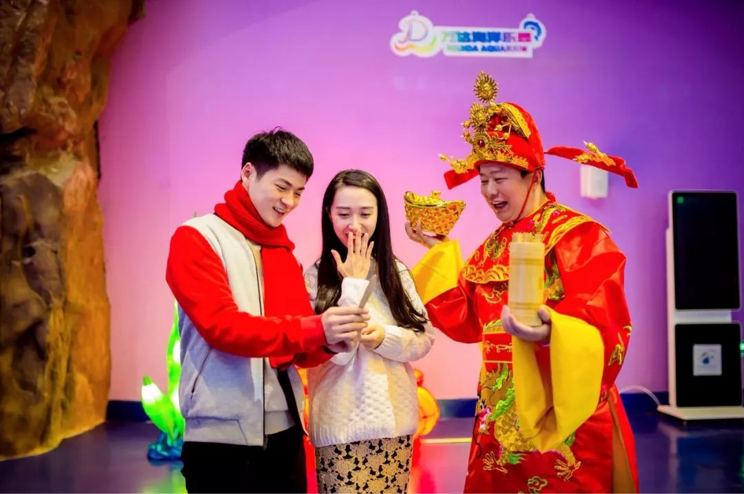 为了集五福，我用女朋友的口红写了个“福”字