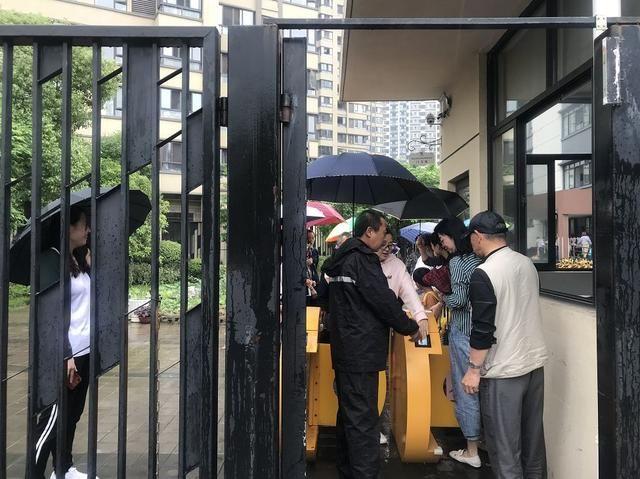 宝宝误食一口风油精,老师喂幼儿风油精