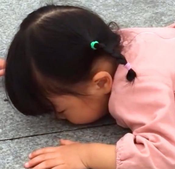 孩子太倔强，撒泼打滚什么都不听？试试这几个步骤，让他安静下来