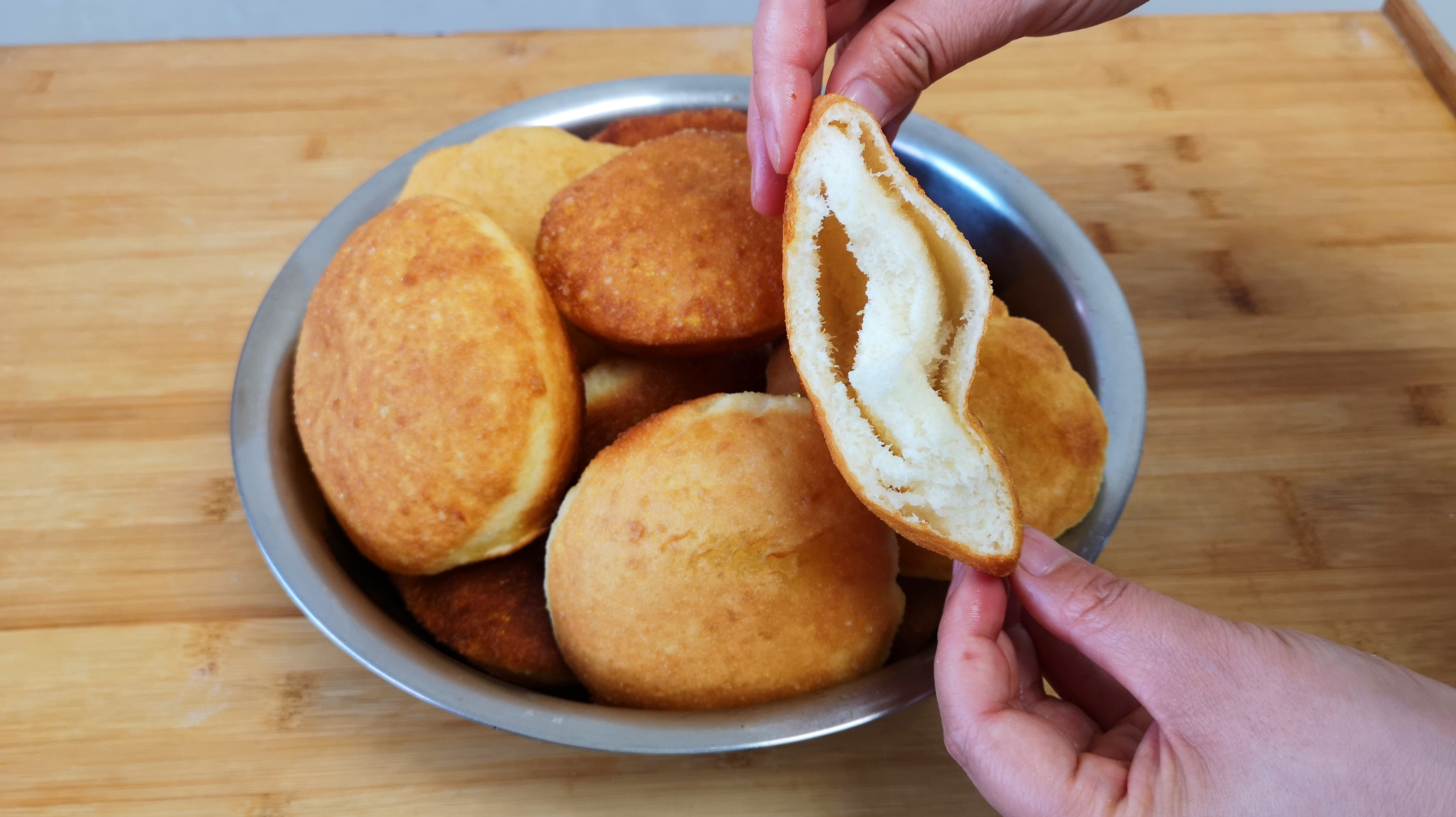 家里吃剩下的面条别再扔了，加面粉试试这样做，香甜松软，真好吃