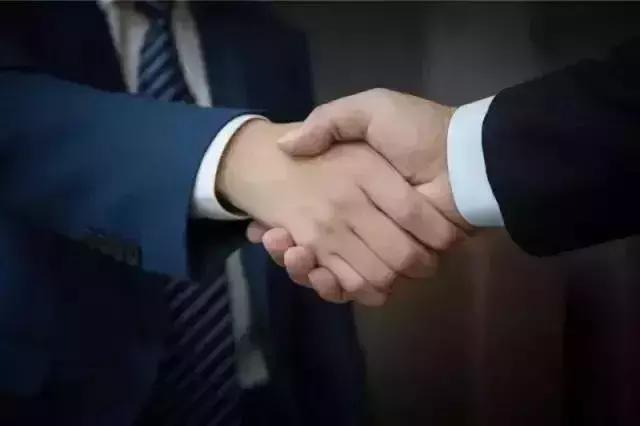 文盲*子骗**上演的荒诞闹剧：狂骗8200万三个“臭皮匠”撂倒银行“诸葛亮”