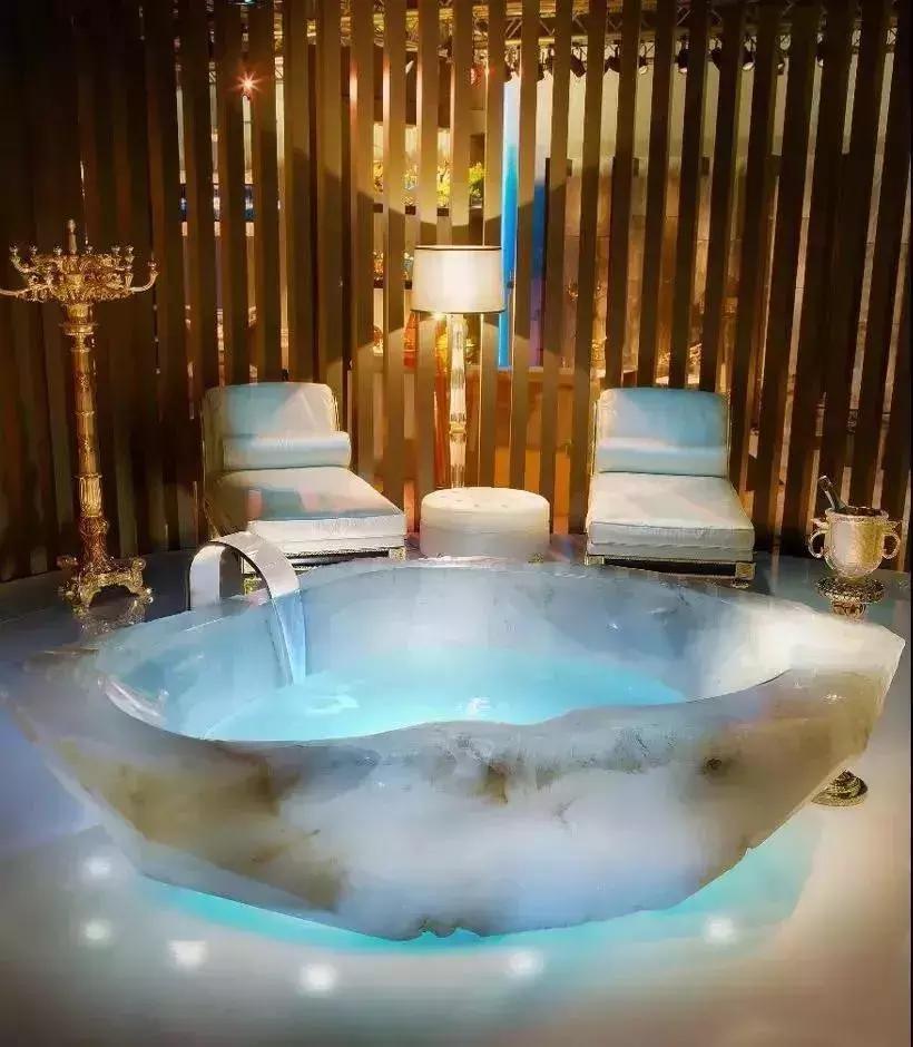 来，我请你洗澡，小编有个“价值10000000的石材浴缸”