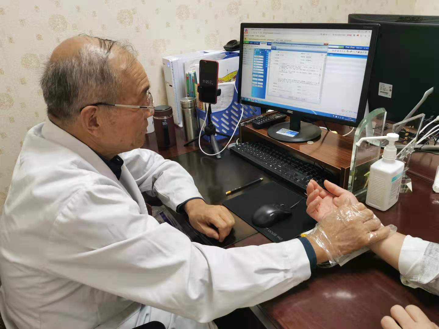 前列腺钙化患者出现症状时要及时就诊，耽误了会影响男性功能