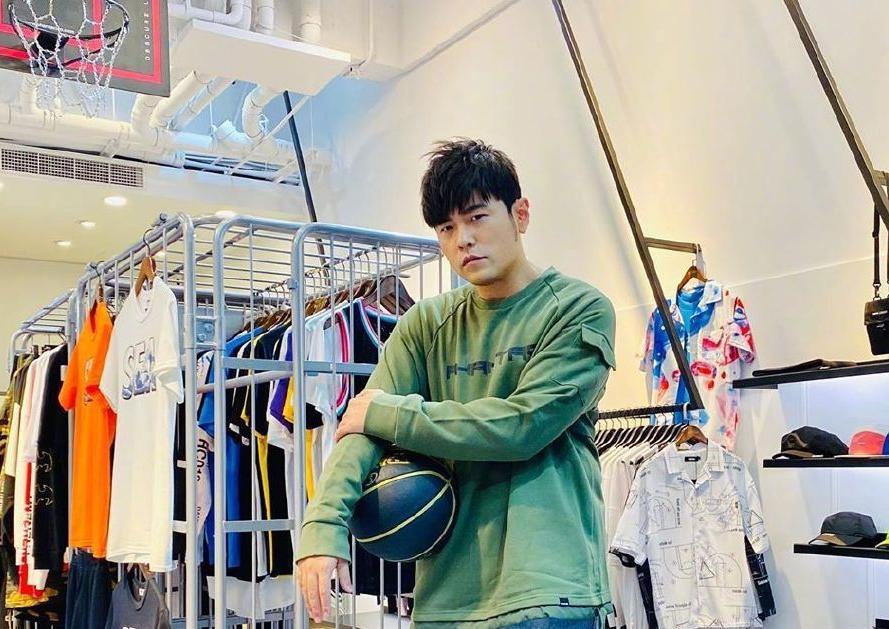 周杰伦比赛也不忘耍帅,周杰伦打游戏然后线下打球