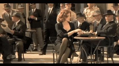 3种释放“我可撩”信号的方式，最后一种太高级：走路带风身价高