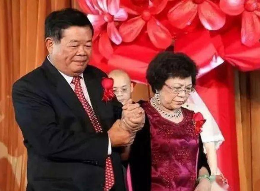 曹德旺的妻子如何回信的,曹德旺情人与妻子的抉择