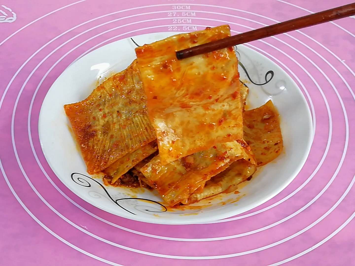 想吃辣条不用买教你在家制作辣条,只要你想吃辣条就能做出各种味道