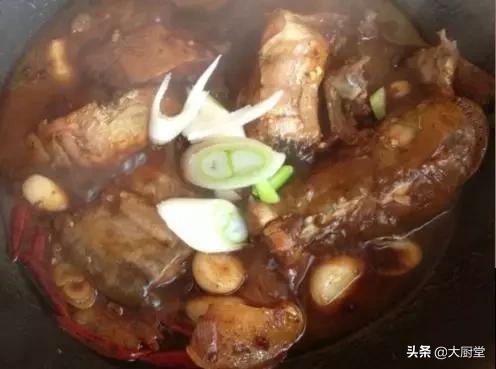 大蒜烧鲶鱼的正宗做法,大蒜烧鲶鱼鲶鱼要炸过吗