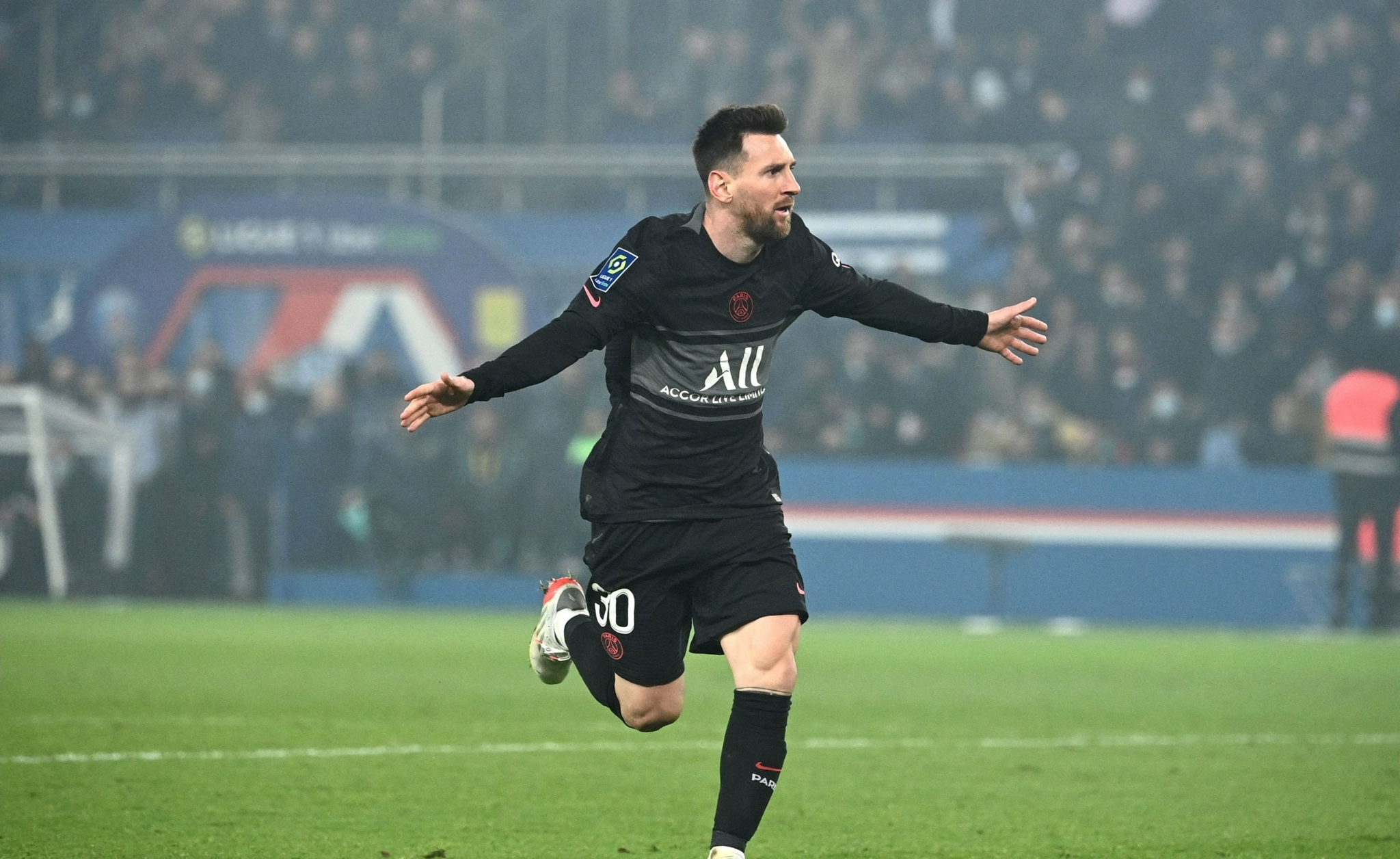 梅西打破大罗进球纪录,梅西任意球巴黎2-1豪取七连胜