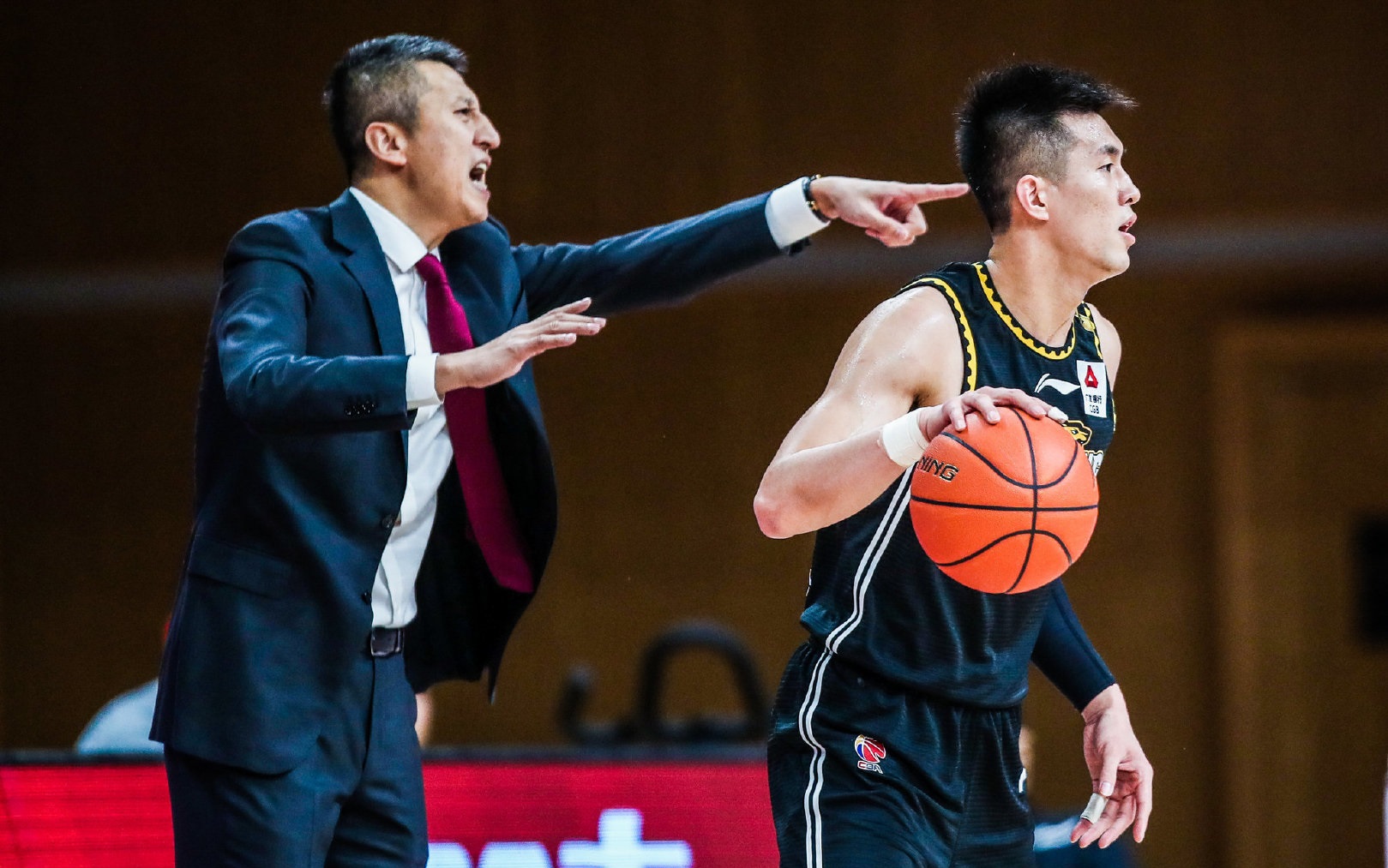 CBA三消息：郭士强骂人，山东惨败跌至第7，北控超级外援爆发