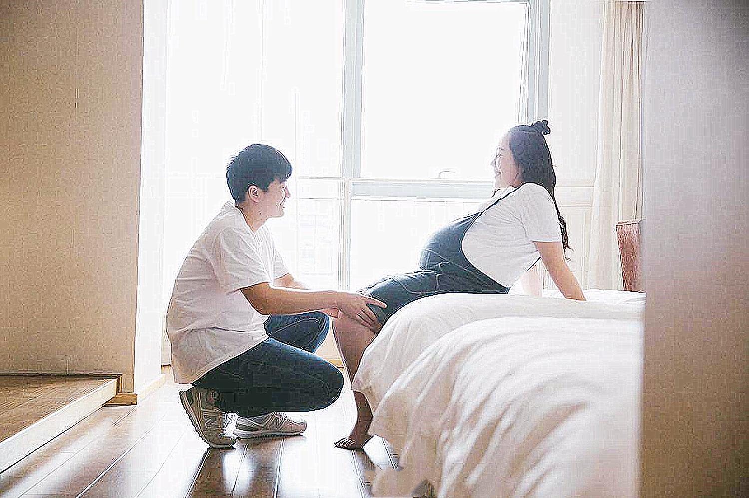 胎儿晚上胎动频繁怎么调整成白天,孕妇睡得太晚宝宝胎动频繁正常吗